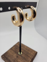 Load image into Gallery viewer, Gold Cresent Moon Earrings
