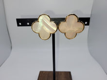 Load image into Gallery viewer, Mother Pearl Clover Clip On Earrings
